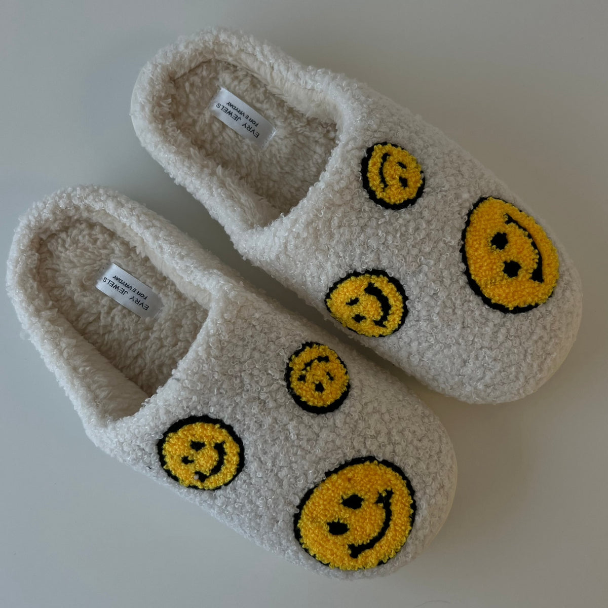 شباشب بوجوه متعددة مبتسمة (Smiley Slippers)